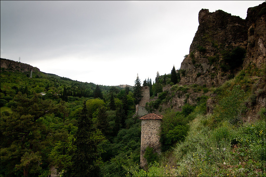 Сзади крепости можно наблюдать смотровые башни, очень похожие на башни в Хевсуретии Тбилиси, Грузия