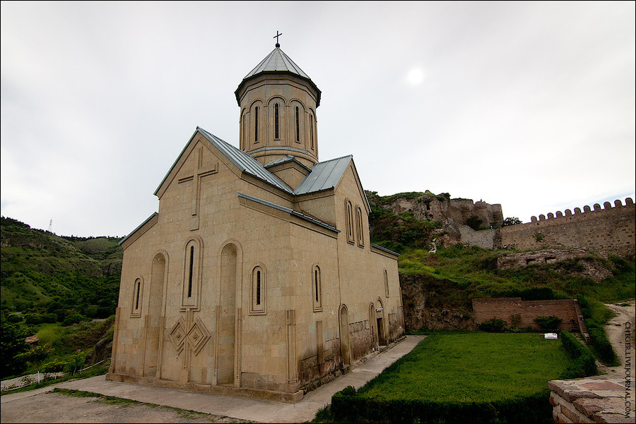 На территории крепости также находится храм Святого Николая, датированный XII столетием. Храм был реконструирован в 1996 в традициях окружающей его крепости. Тбилиси, Грузия