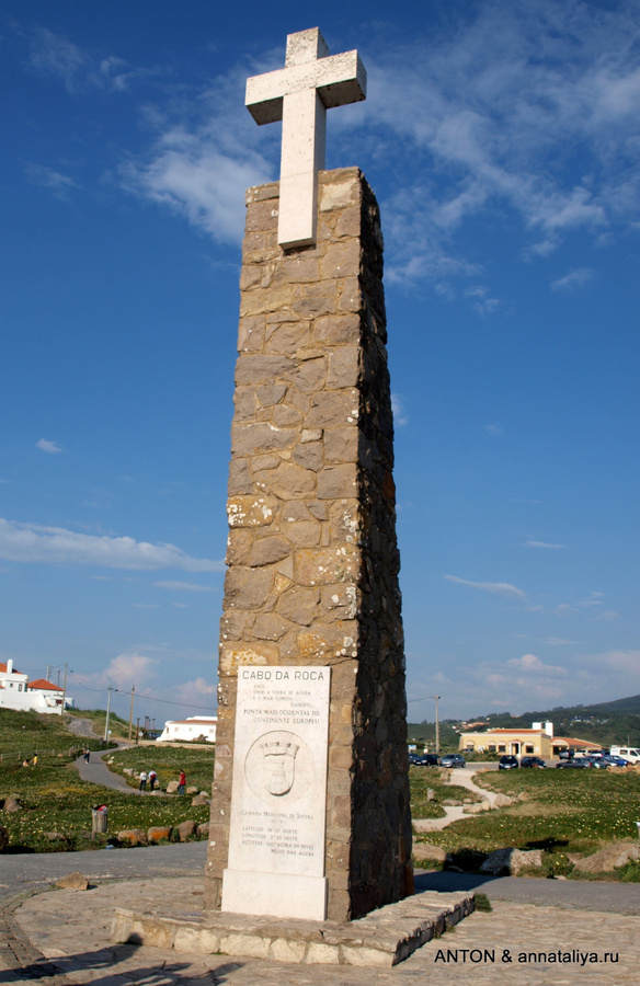 Крест с табличкой с записью, что в находитесь на самой западной точке континентальной Европы Кабу-да-Рока, Португалия