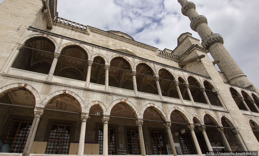 Голубая мечеть. Снаружи мечеть совсем не голубая. Стамбул, Турция