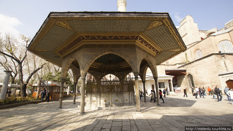 Место для омывания ног перед входом в храм-мечеть Софию Стамбул, Турция