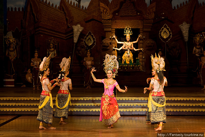 Тайские представления и танцы Паттайя, Таиланд