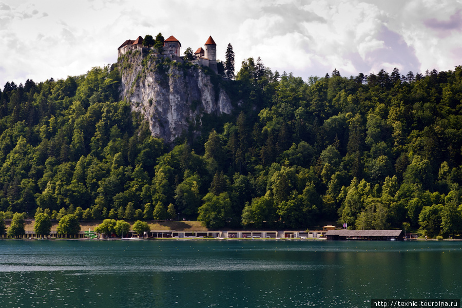 На озере два интересных места: дома на скале Блед, Словения