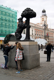 символ Мадрида, изображенный на гербе города, — медведь и земляничное дерево