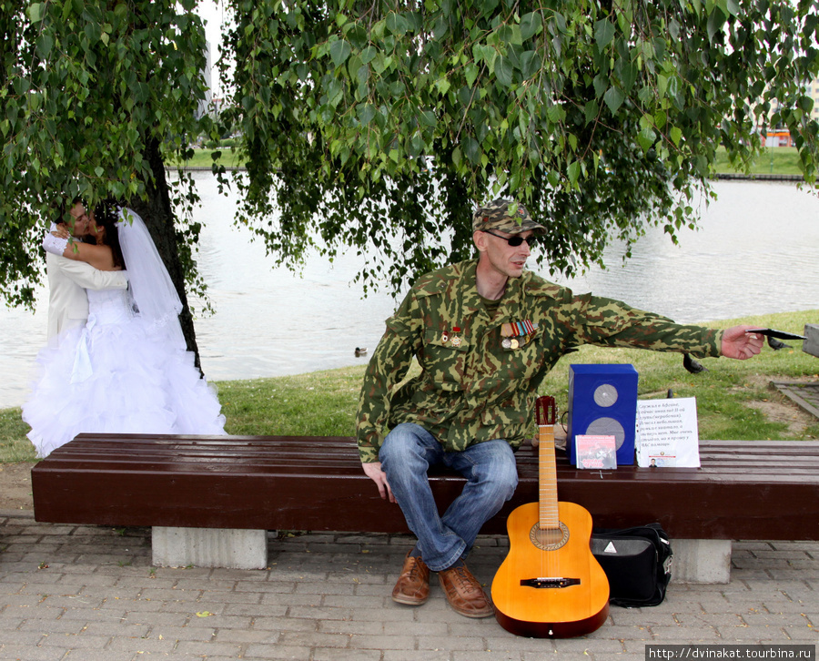 На том же острове сидит и играет  для молодоженов афганец. Нам он подарил свой диск с песнями... Беларусь