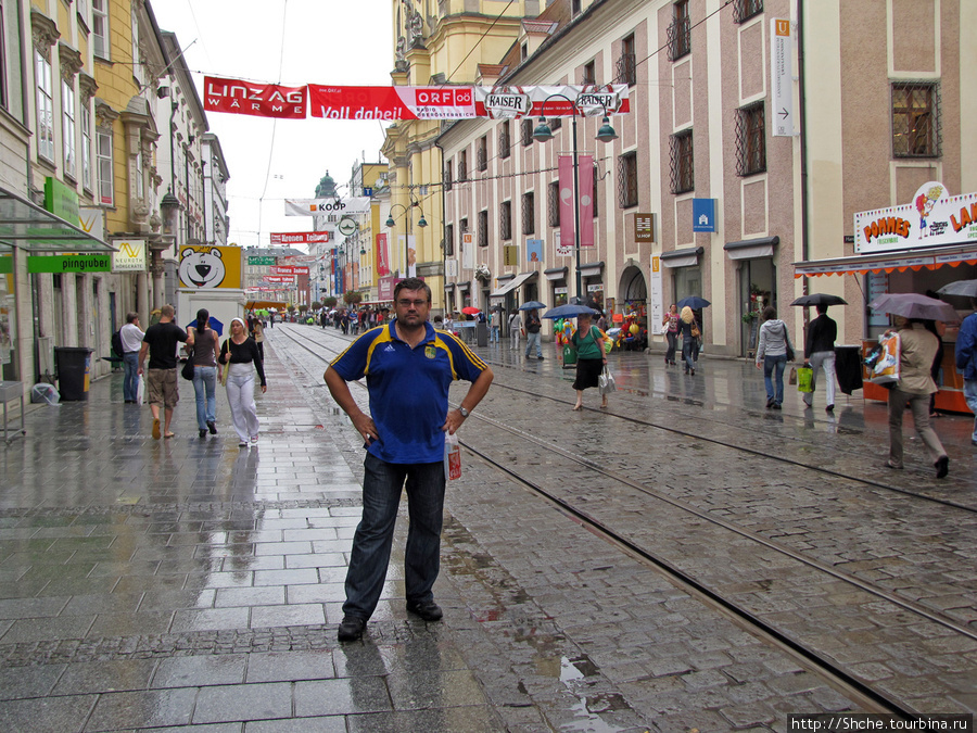 Вышли на пешеходную улицу ( по которой не стесняются ездить трамваи). Дождь, однако Линц, Австрия