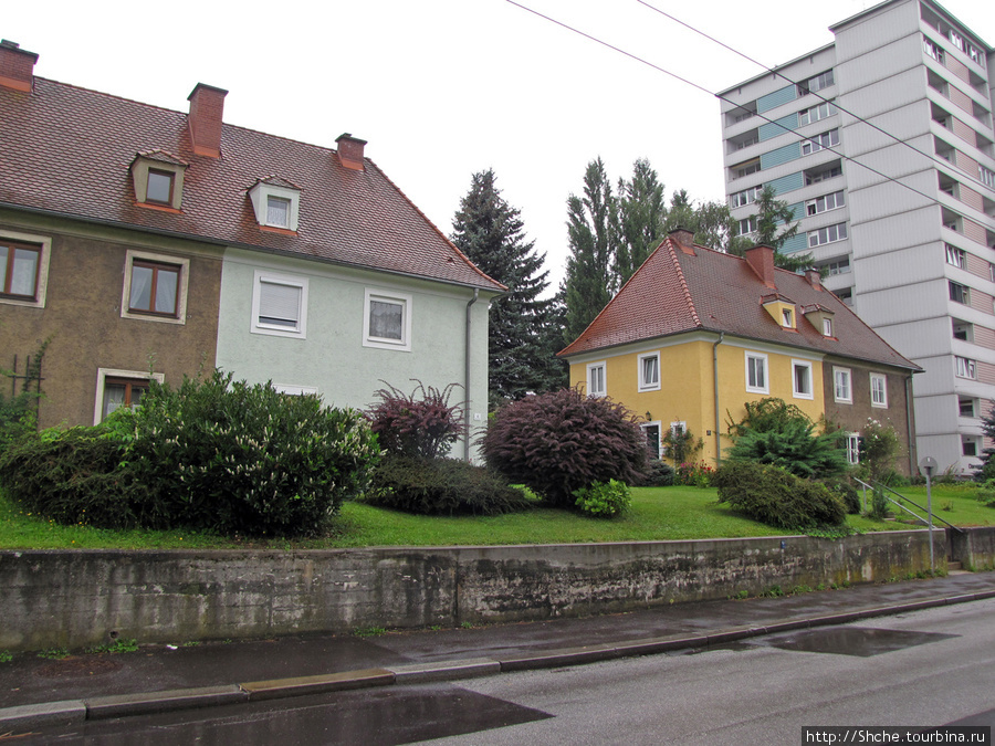 В жилых районах обратили на себя внимание эти дома — вроде единое целое, но четко прослеживается деление на 2 хозяина Линц, Австрия