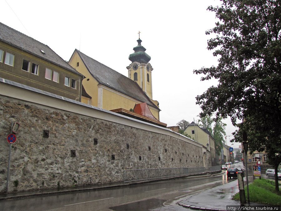 А это, судя по забору и жилым келиям — монастырь, но мужской, или женский — не уточнял Линц, Австрия