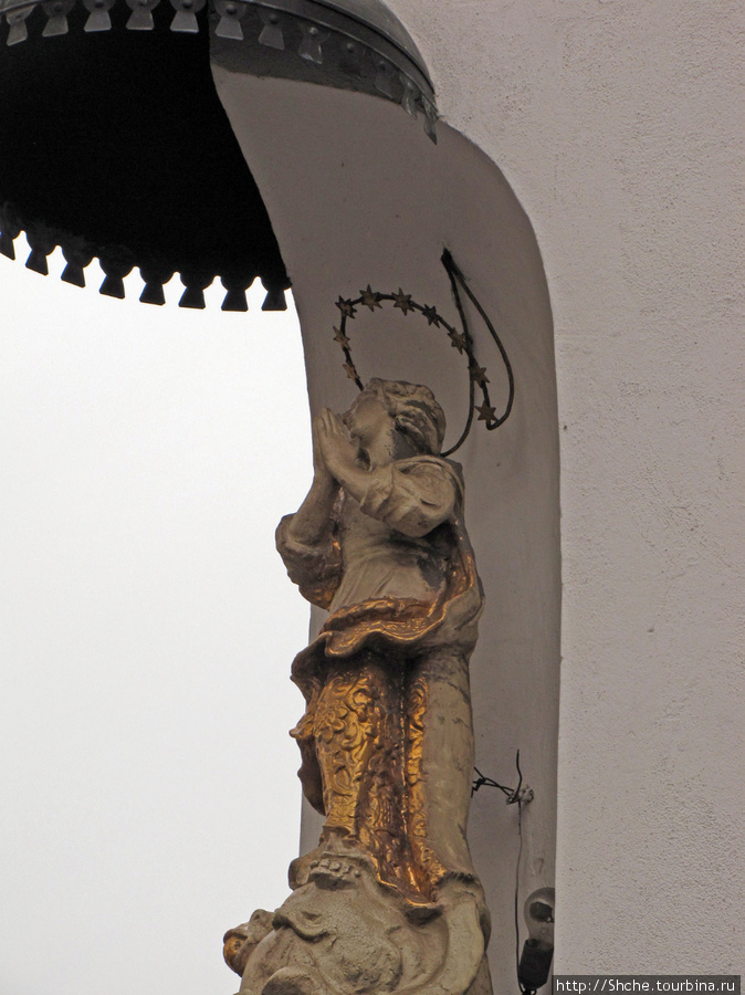 меня умиляют Девы Марии на фасадах в католических странах Линц, Австрия