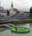 австрийцы создали оригинальную возможность купаться — понтон с двумя мостиками и посредине отверстие с трапами для входа в воду.