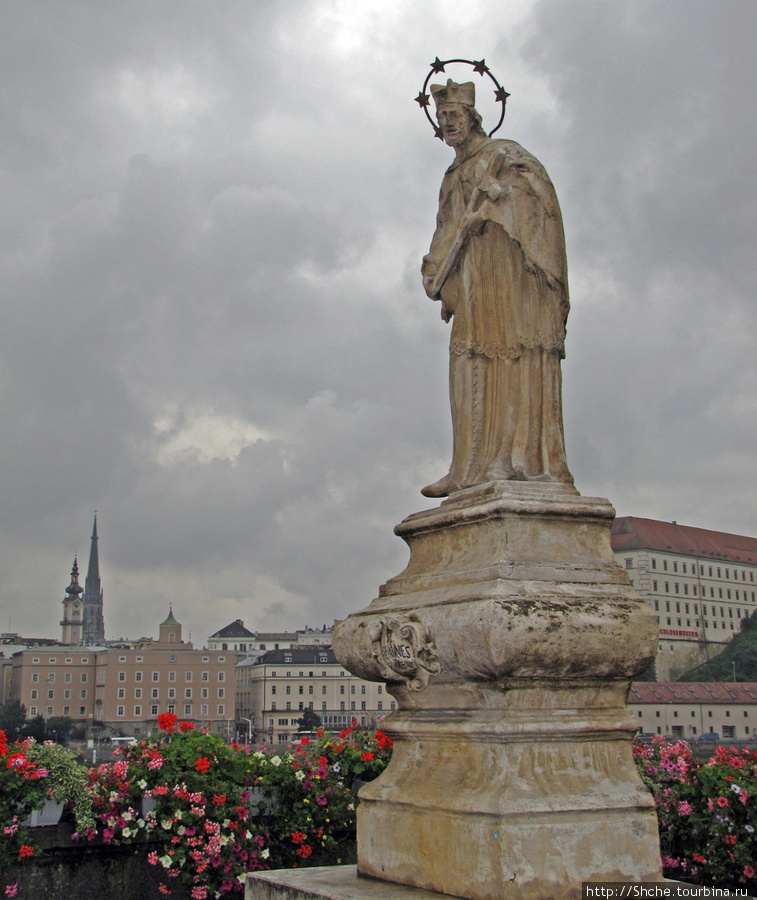 перед мостом святой покровитель Линц, Австрия
