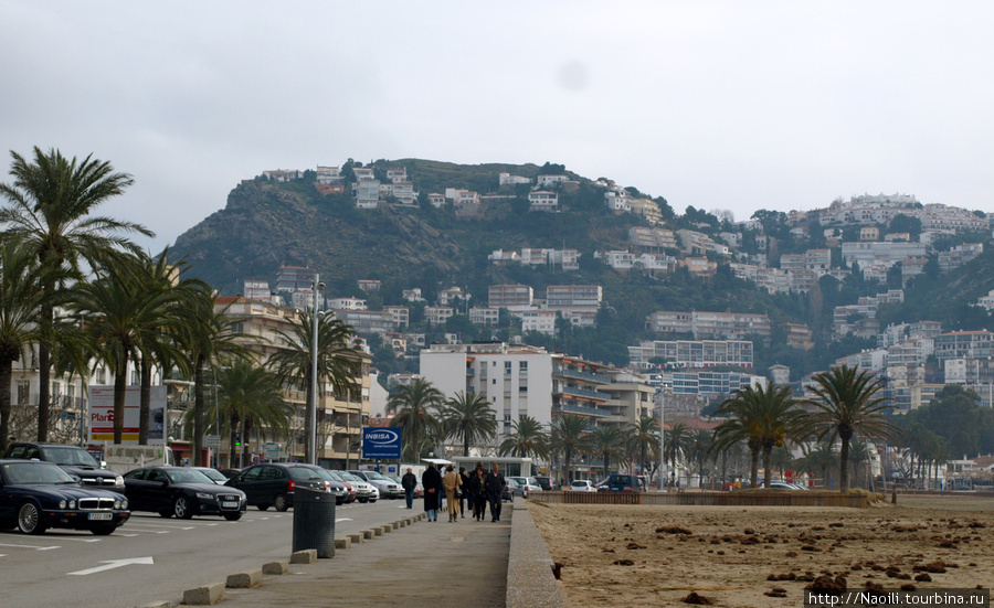 Пляжный городок на границе с Францией в канун Нового года Росас, Испания