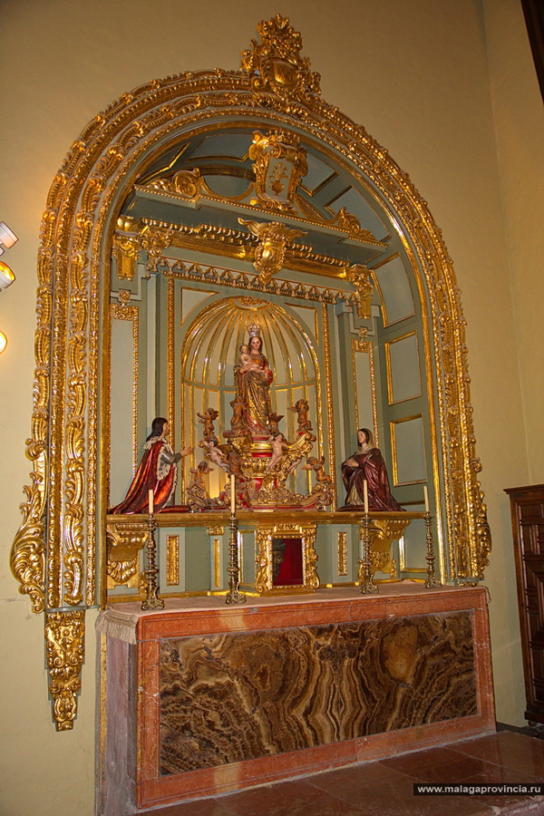 Капелла Virgen de los Reyes — скульптура Святой девы,
переданная в дар еще королевой Изабеллой Католической (Isabella Catholica), и две скульптуры, изображающие молящихся
Изабеллу и Фернадо – королей-католиков, тоже работы Pedro de Mena Малага, Испания