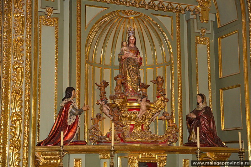 Капелла Virgen de los Reyes — скульптура Святой девы,
переданная в дар еще королевой Изабеллой Католической (Isabella Catholica), и две скульптуры, изображающие молящихся
Изабеллу и Фернадо – королей-католиков, тоже работы Pedro de Mena Малага, Испания