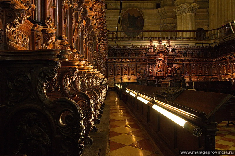 Два ряда искуснейшим образом вырезанных хоров с 42 фигурами, изваянными Педро де Мена, Луисом де Варга и Хосе Альферо. Малага, Испания