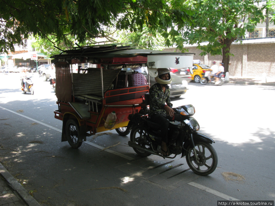 Мотоциклисты во всех формах Пномпень, Камбоджа