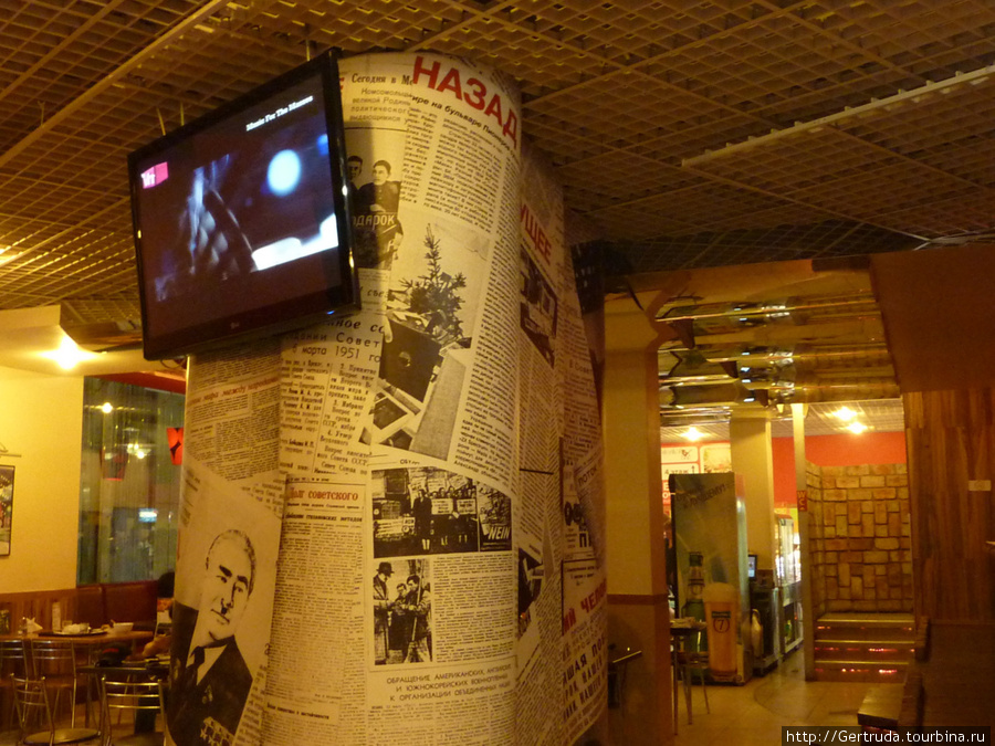 Современный телевизор на фоне старых газетных статей. Санкт-Петербург, Россия