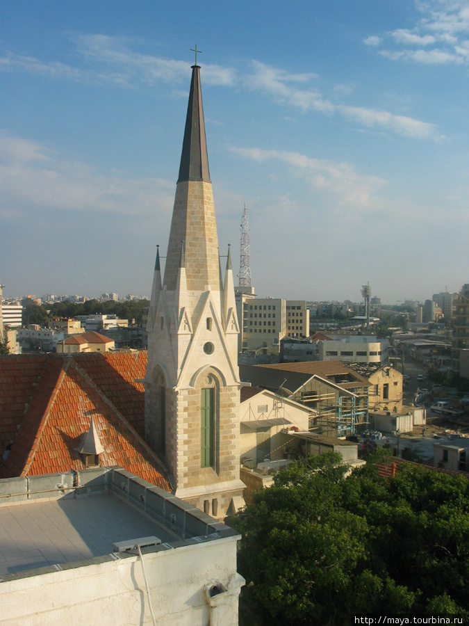 Вид на колокольню церкви Эммануэль с крышы Бейт-Эммануэль Яффо, Израиль