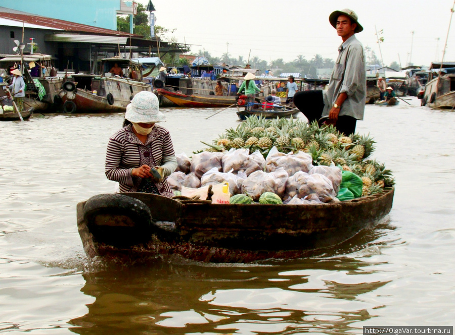 Продают жители Кантхо и близлежащих деревень то, что сами вырастили на своих огородах, например, арбузы и ананасы Кантхо, Вьетнам