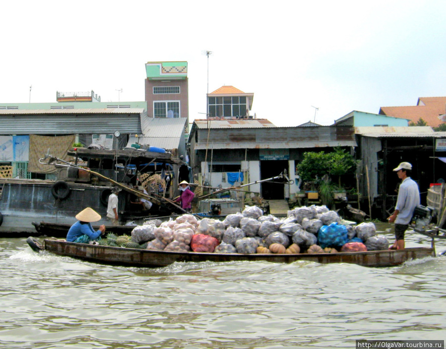 Можно и самим доплыть до Сайгона, но это далеко, и проще продать перекупщикам Кантхо, Вьетнам