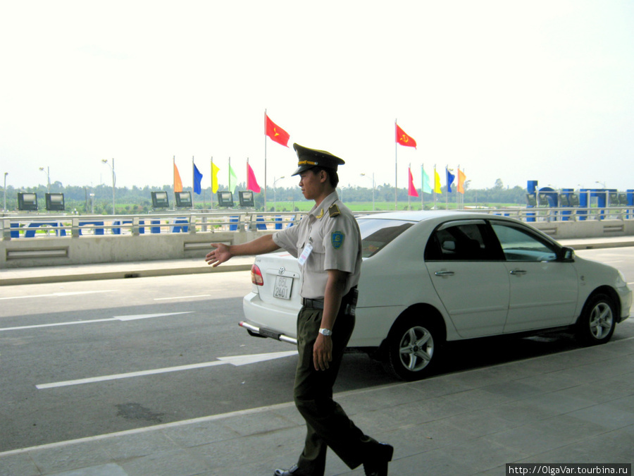 Перед входом маячил лишь полицейский, ответственно исполнявший свои обязанности Кантхо, Вьетнам