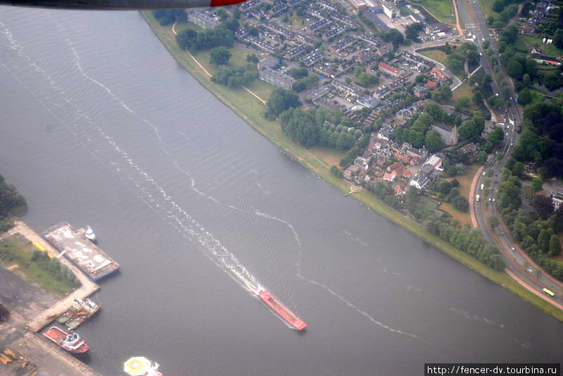 Каналы с баржами кажутся совершенно игрушечными Амстердам, Нидерланды