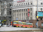 Трамвай 3-го маршрута выезжает с улицы Университетской на площадь