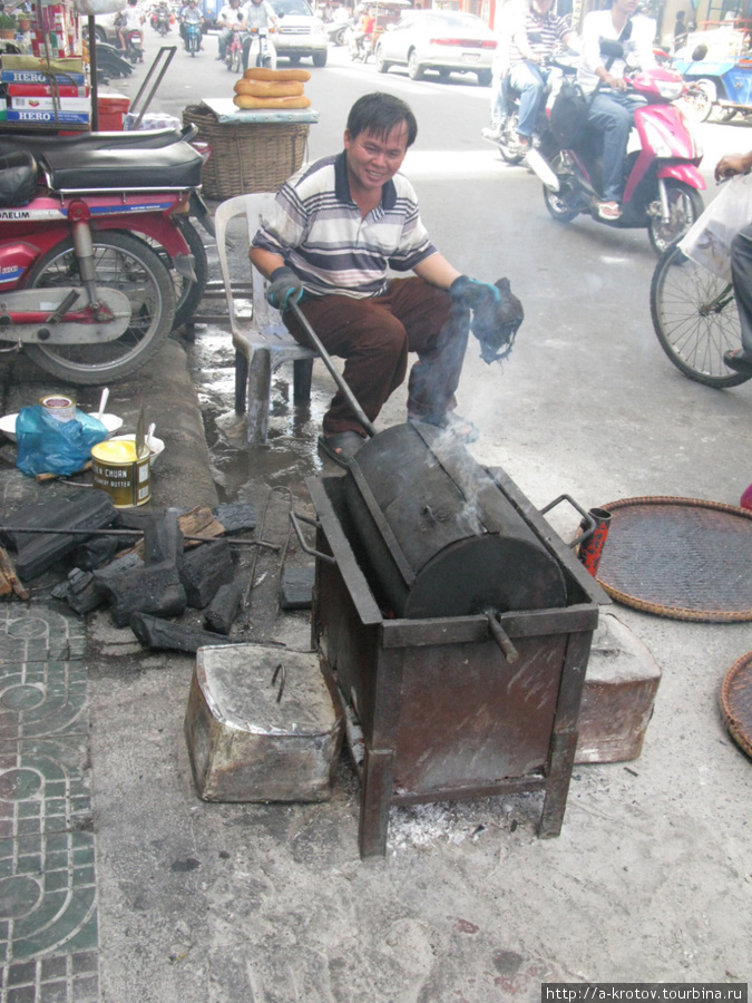 Этот мужик жарит кофе Пномпень, Камбоджа
