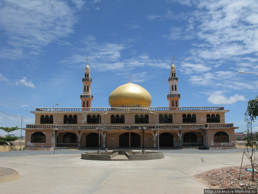 Имеется в городе и мечеть, довольно облупленная Пномпень, Камбоджа