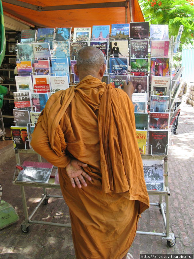 Монах рассматривает книги про геноцид Пномпень, Камбоджа