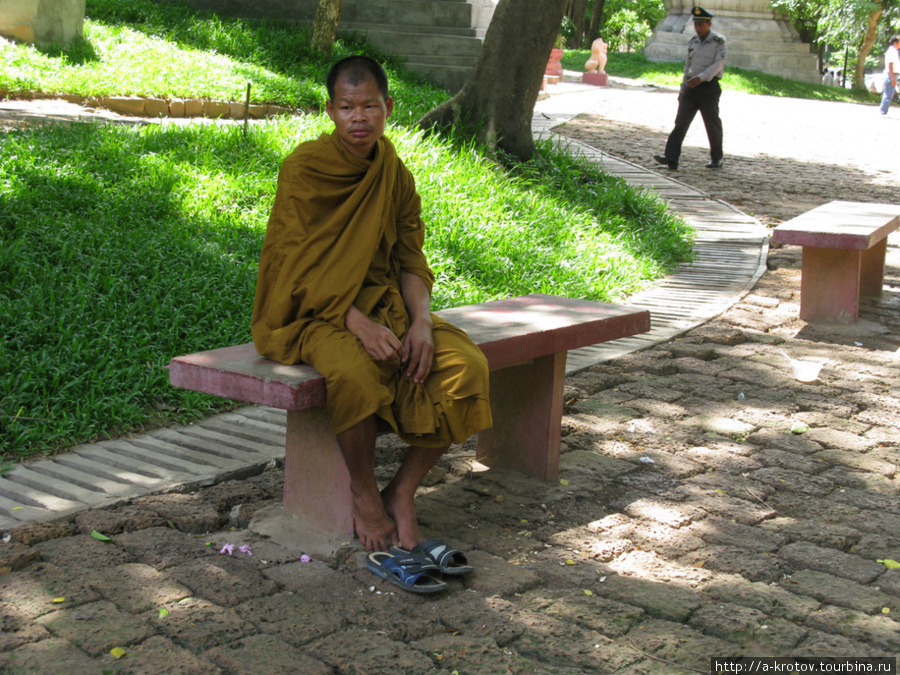 Некоторые монахи на наших бичей похожи Пномпень, Камбоджа