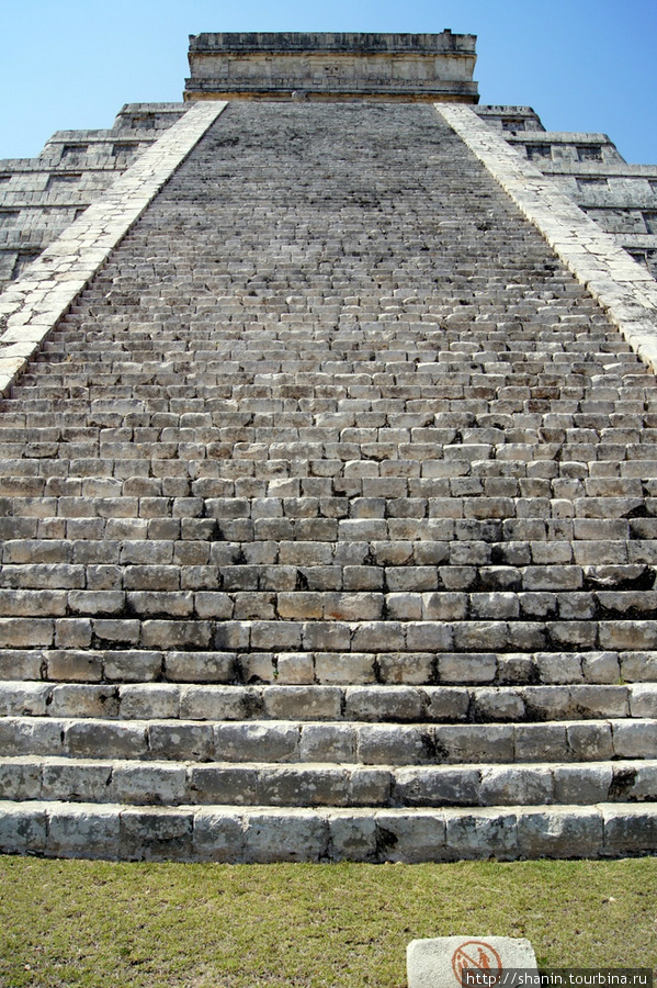 Лестница с 365 ступенями Чичен-Ица город майя, Мексика