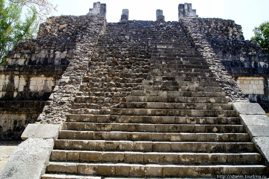 Храм у пирамиды Чичен-Ица город майя, Мексика