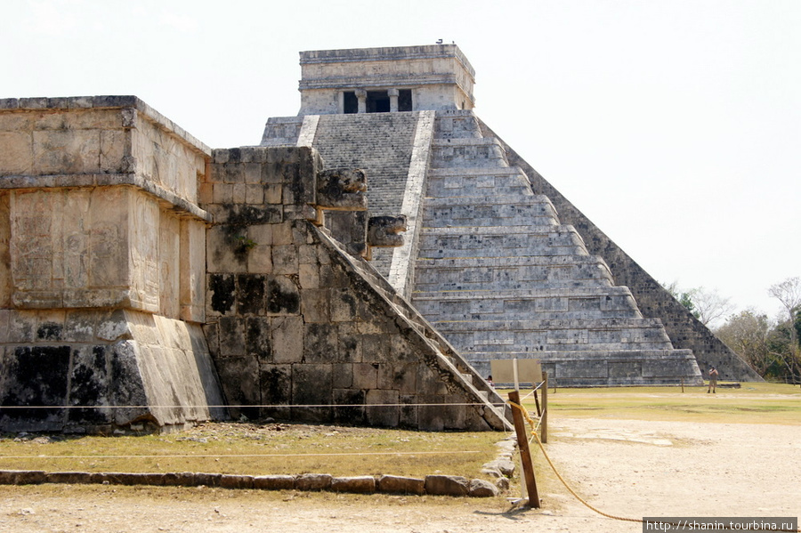 Пирамида Кукулькана и платформа ягуара Чичен-Ица город майя, Мексика