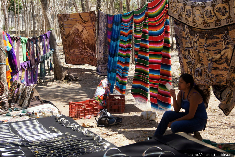 Текстильные изделия для туристов Чичен-Ица город майя, Мексика