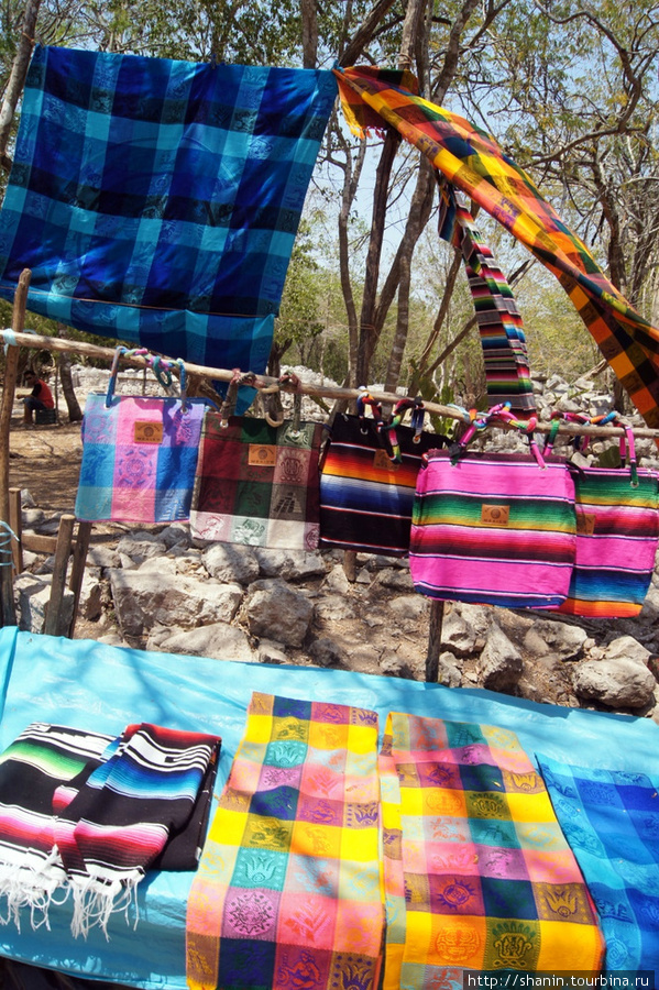 Цветные текстильные изделия Чичен-Ица город майя, Мексика