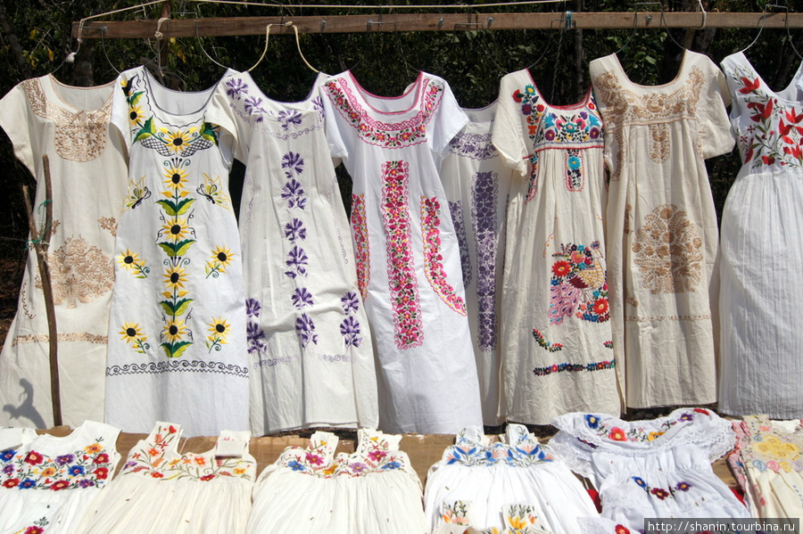 Мексиканские платья для туристов Чичен-Ица город майя, Мексика