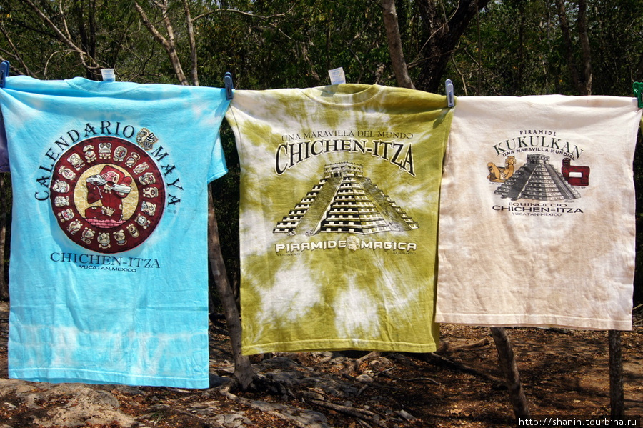 Сувенирные футболки из Чичен-Ицы Чичен-Ица город майя, Мексика