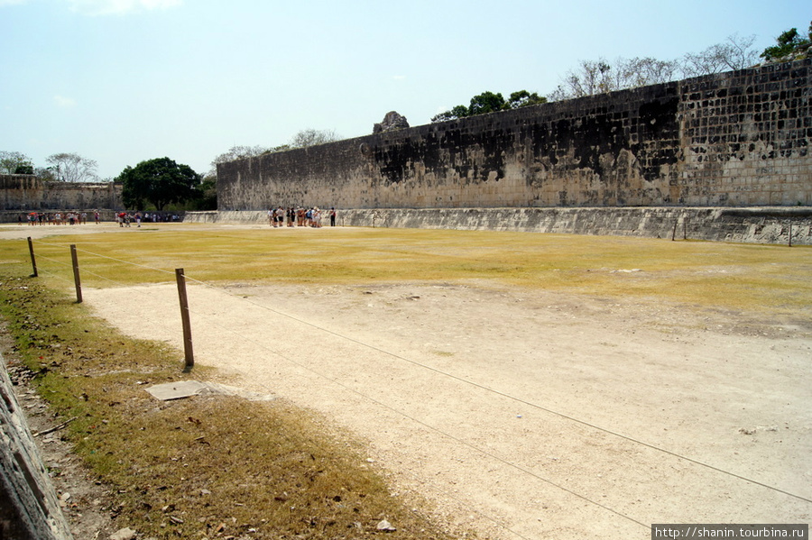 На Большом поле для игры в мяч в Чичен-Ице Чичен-Ица город майя, Мексика