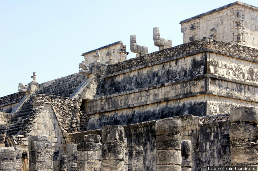 Колонны и храм Чичен-Ица город майя, Мексика