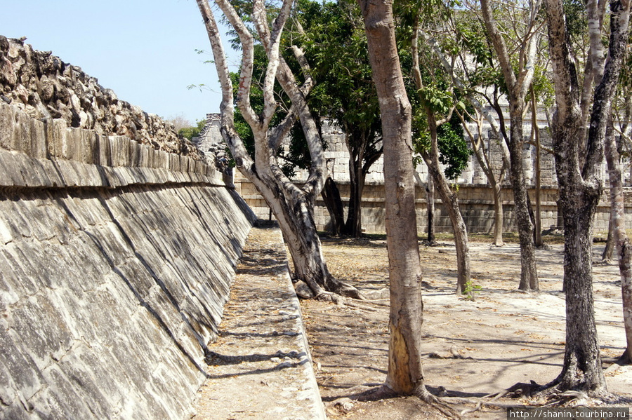 Задняя стена храма Чичен-Ица город майя, Мексика