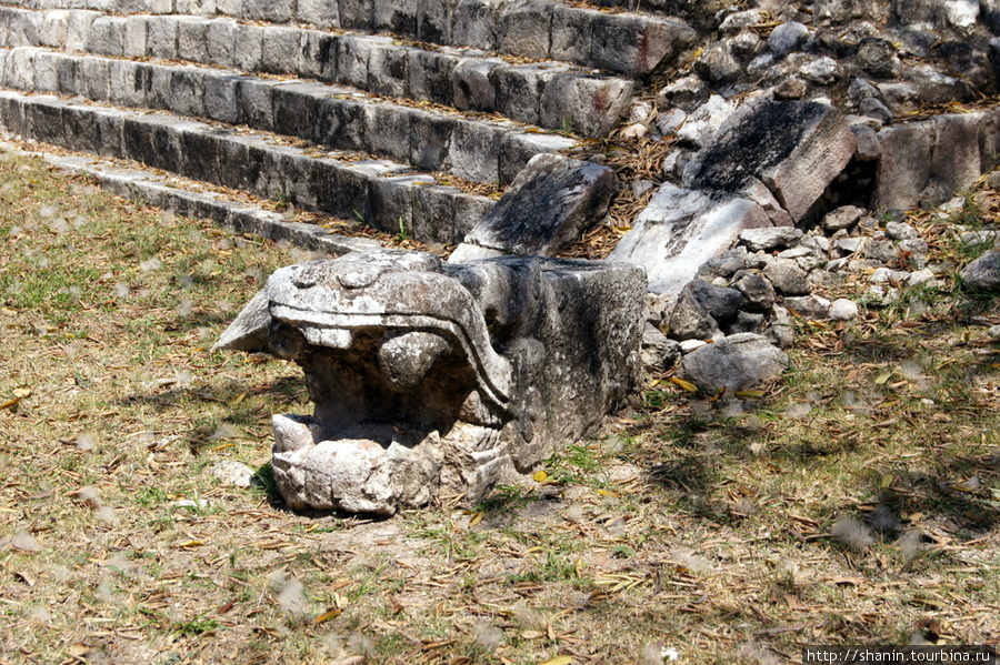 Дворец с колоннами Чичен-Ица город майя, Мексика