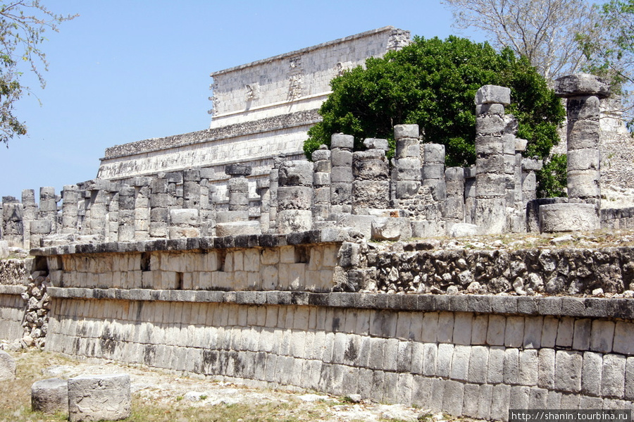 Руины колонн Чичен-Ица город майя, Мексика