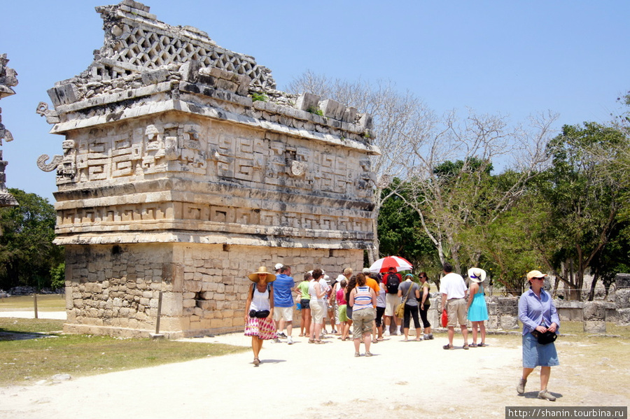 Руины в Чичен-Ице привлекают толпы туристов Чичен-Ица город майя, Мексика