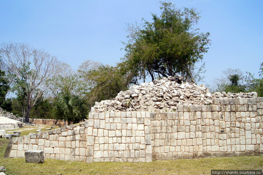 Руины у дома с оленем Чичен-Ица город майя, Мексика