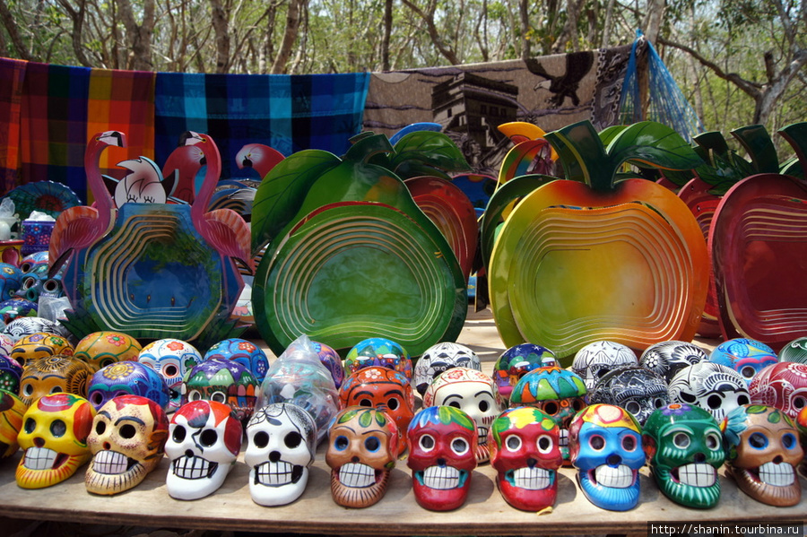 Сувенирная посуда для туристов в Чичен-Ице Чичен-Ица город майя, Мексика
