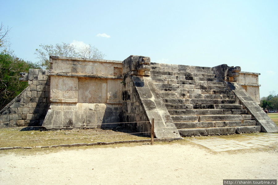 Платформа ягуаров на центральной площади Чичен-Ицы Чичен-Ица город майя, Мексика