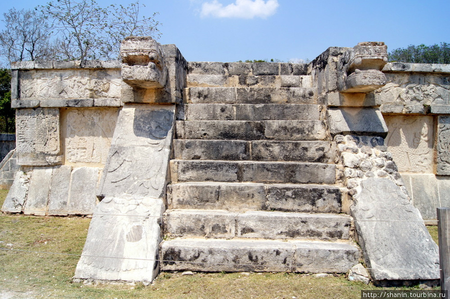 Платформа ягуаров на центральной площади Чичен-Ицы Чичен-Ица город майя, Мексика