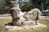 Скульптура у платформы ягуаров