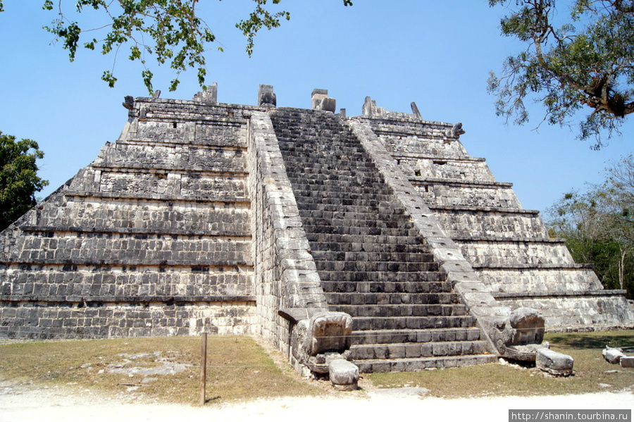 Пирамида черепов в Чичен-Ице Чичен-Ица город майя, Мексика